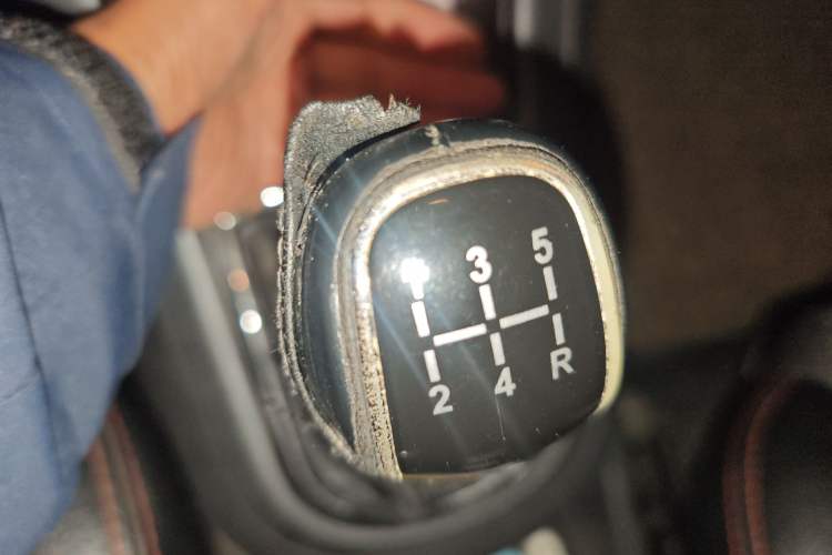 Used Cowin C3 2015 1.5L Manual Gold Diamond Edition Gear Lever