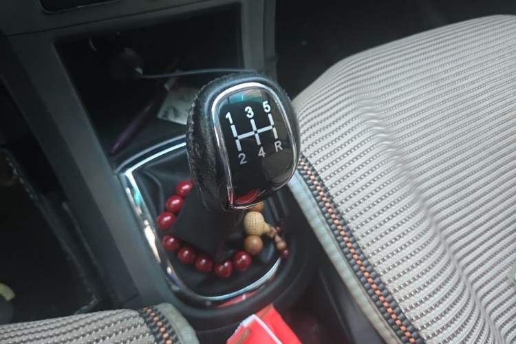 Used Cowin C3 2015 1.5L Manual Gold Diamond Edition Gear Lever