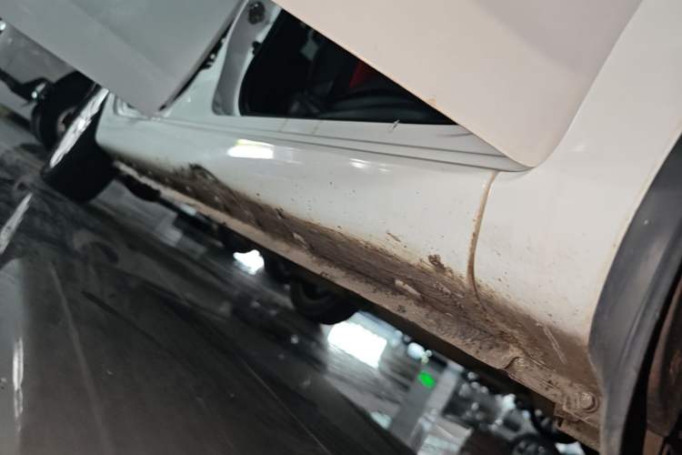 Used Cowin C3 2015 1.5L AMT Gold Diamond Edition Right Side Sill