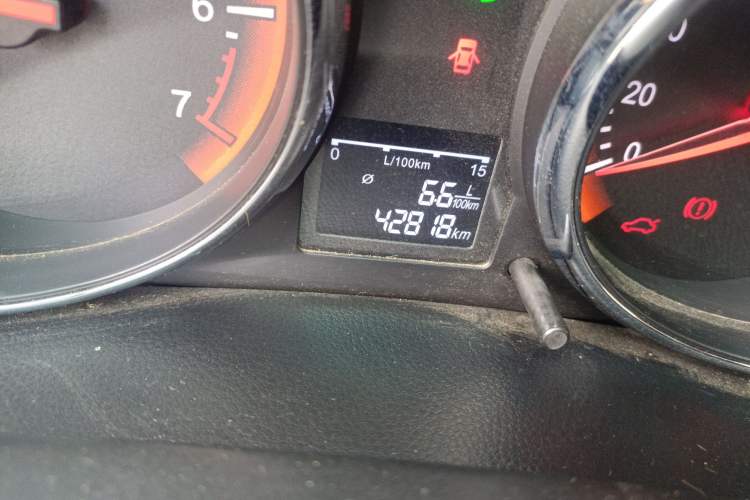 Used Cowin C3R 2015 1.5L Manual Gold Diamond Edition Odometer Close Up