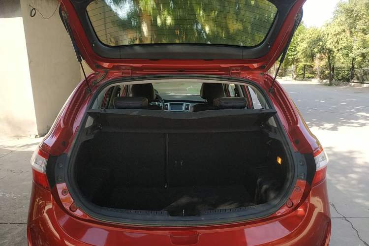 Used Cowin C3R 2015 1.5L AMT Gold Diamond Edition Trunk