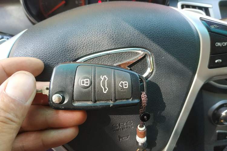 Used Cowin C3R 2015 1.5L AMT Gold Diamond Edition Vehicle Key