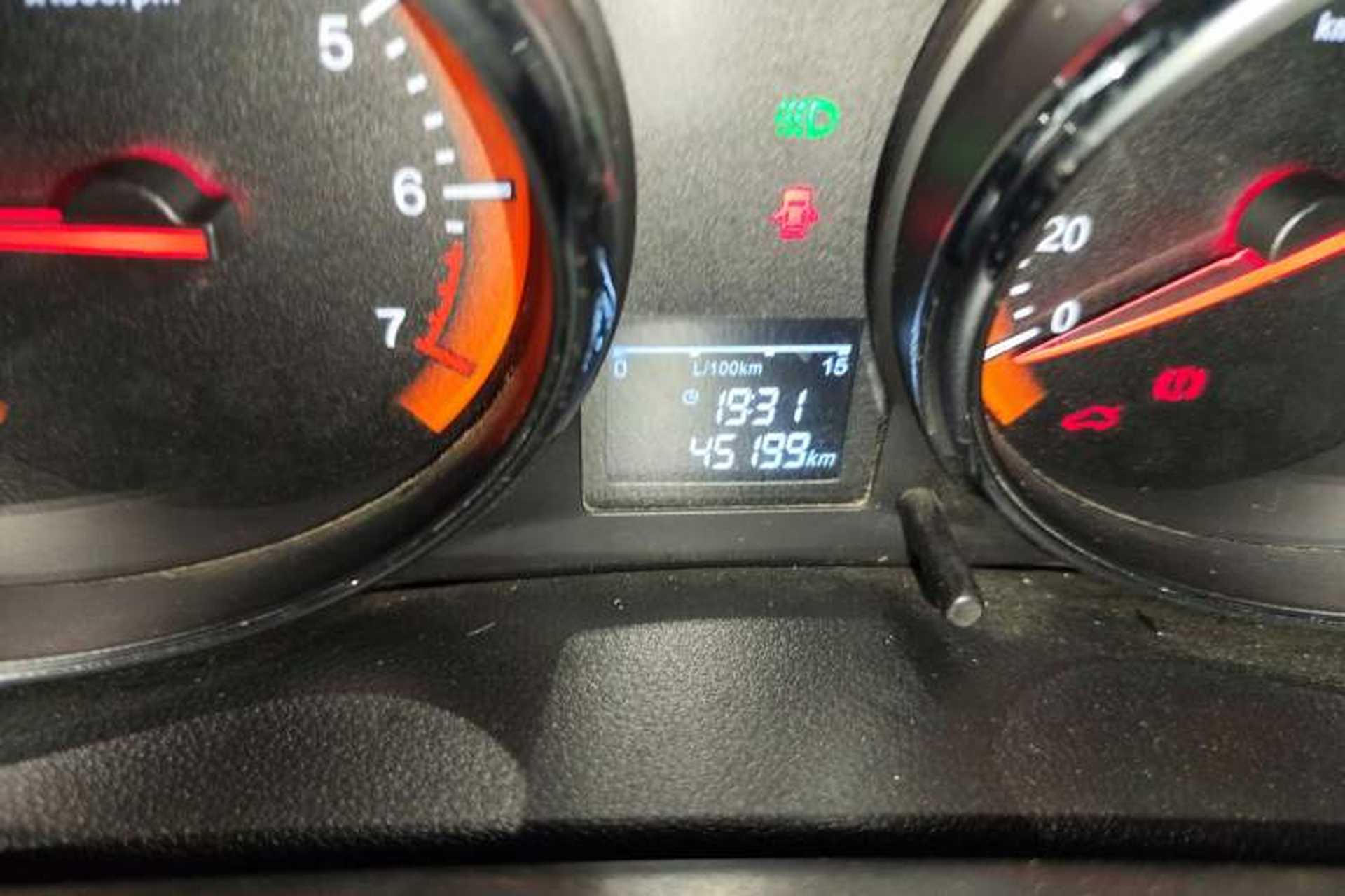 Used Cowin C3R 2015 1.5L Manual Gold Diamond Edition Odometer Close Up