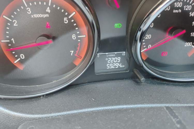 Used Cowin C3R 2015 1.5L Manual Gold Diamond Edition Odometer Close Up
