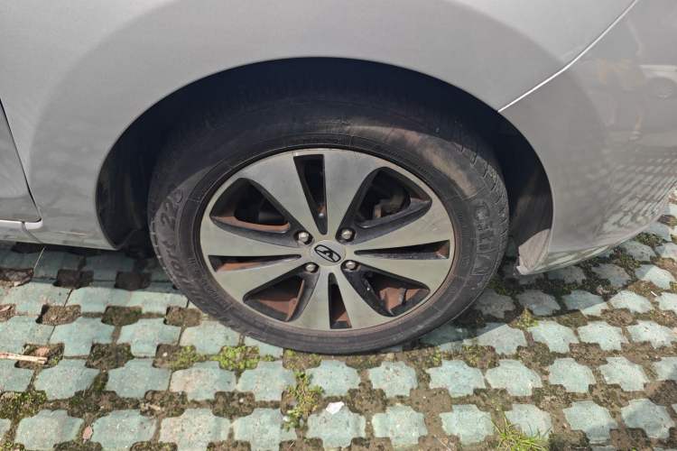 Used Cowin C3R 2015 1.5L Manual Gold Diamond Edition Right Front Wheel Hub