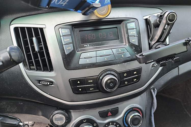 Used Cowin C3R 2015 1.5L Manual Yellow Diamond Edition Audio And AC Panel
