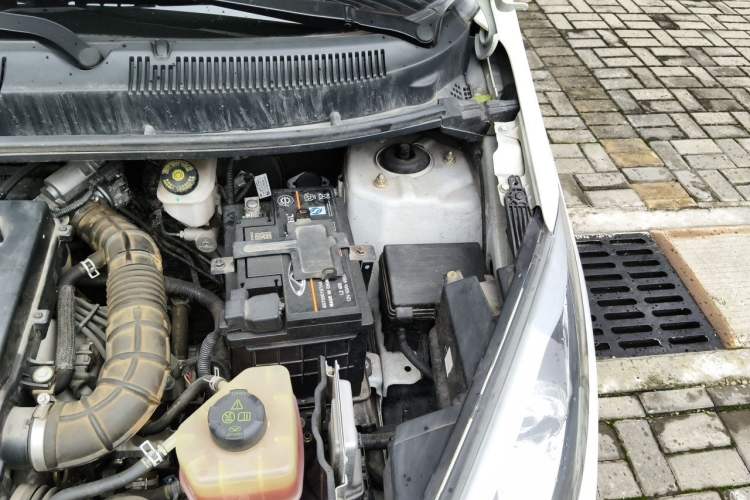 Used Cowin C3R 2015 1.5L AMT Gold Diamond Edition Engine Bay Left