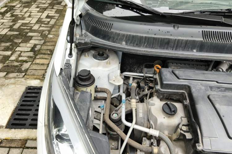Used Cowin C3R 2015 1.5L AMT Gold Diamond Edition Engine Bay Right
