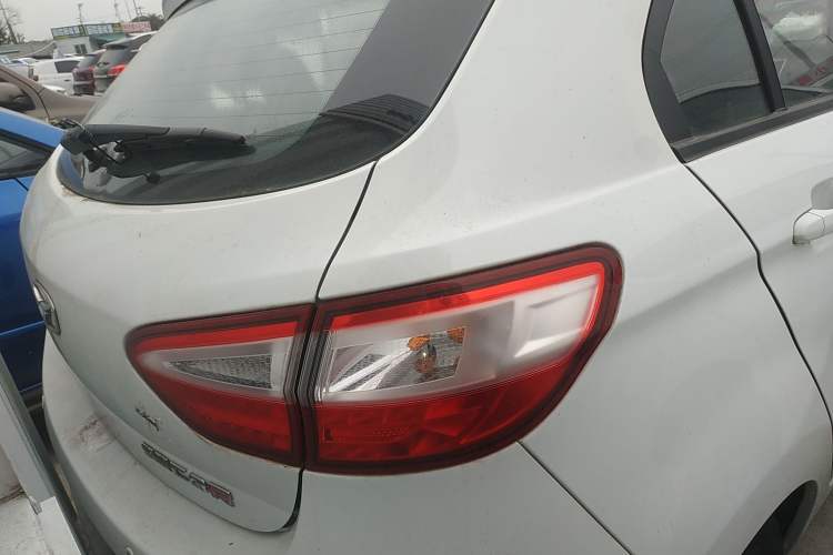 Used Cowin C3R 2015 1.5L Manual Gold Diamond Edition Exterior 4