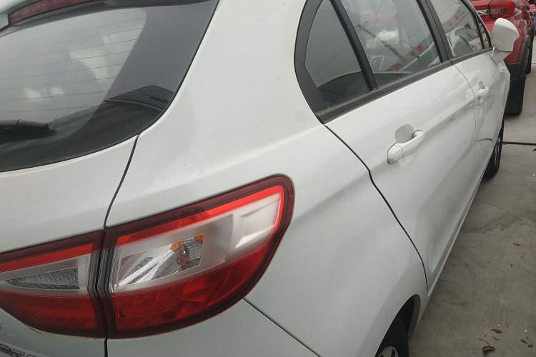 Used Cowin C3R 2015 1.5L Manual Gold Diamond Edition Exterior 5