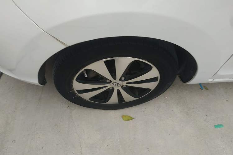 Used Cowin C3R 2015 1.5L Manual Gold Diamond Edition Exterior 7