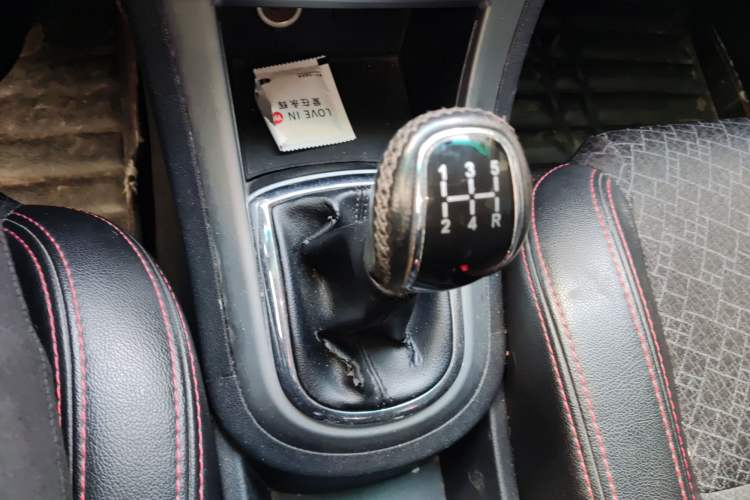 Used Cowin C3R 2015 1.5L Manual Gold Diamond Edition Gear Lever