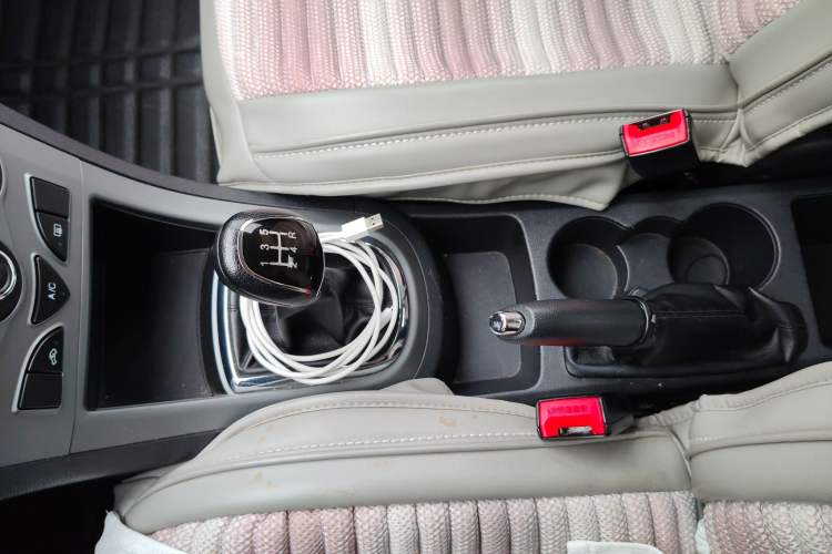 Used Cowin C3R 2015 1.5L Manual Gold Diamond Edition Gear Lever