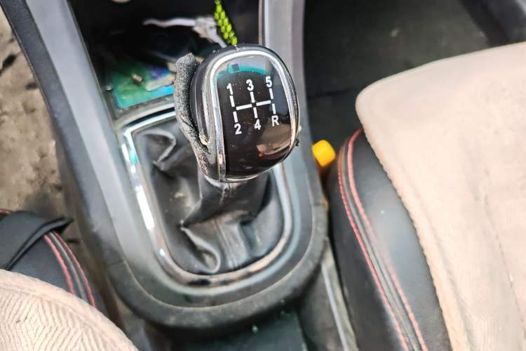 Used Cowin C3R 2015 1.5L Manual Gold Diamond Edition Gear Lever