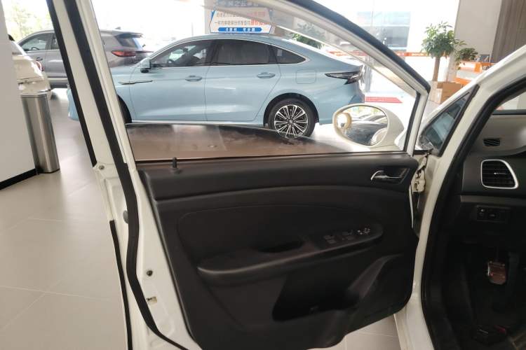 Used Cowin C3R 2015 1.5L Manual Gold Diamond Edition Left Front Door Interior