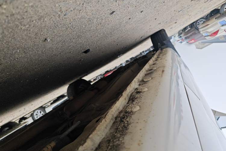 Used Cowin C3R 2015 1.5L AMT Gold Diamond Edition Left Side Sill