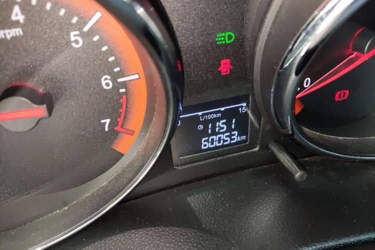 Used Cowin C3R 2015 1.5L Manual Gold Diamond Edition Odometer Close Up