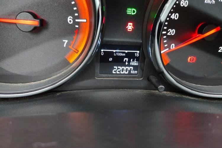 Used Cowin C3R 2015 1.5L Manual Gold Diamond Edition Odometer Close Up