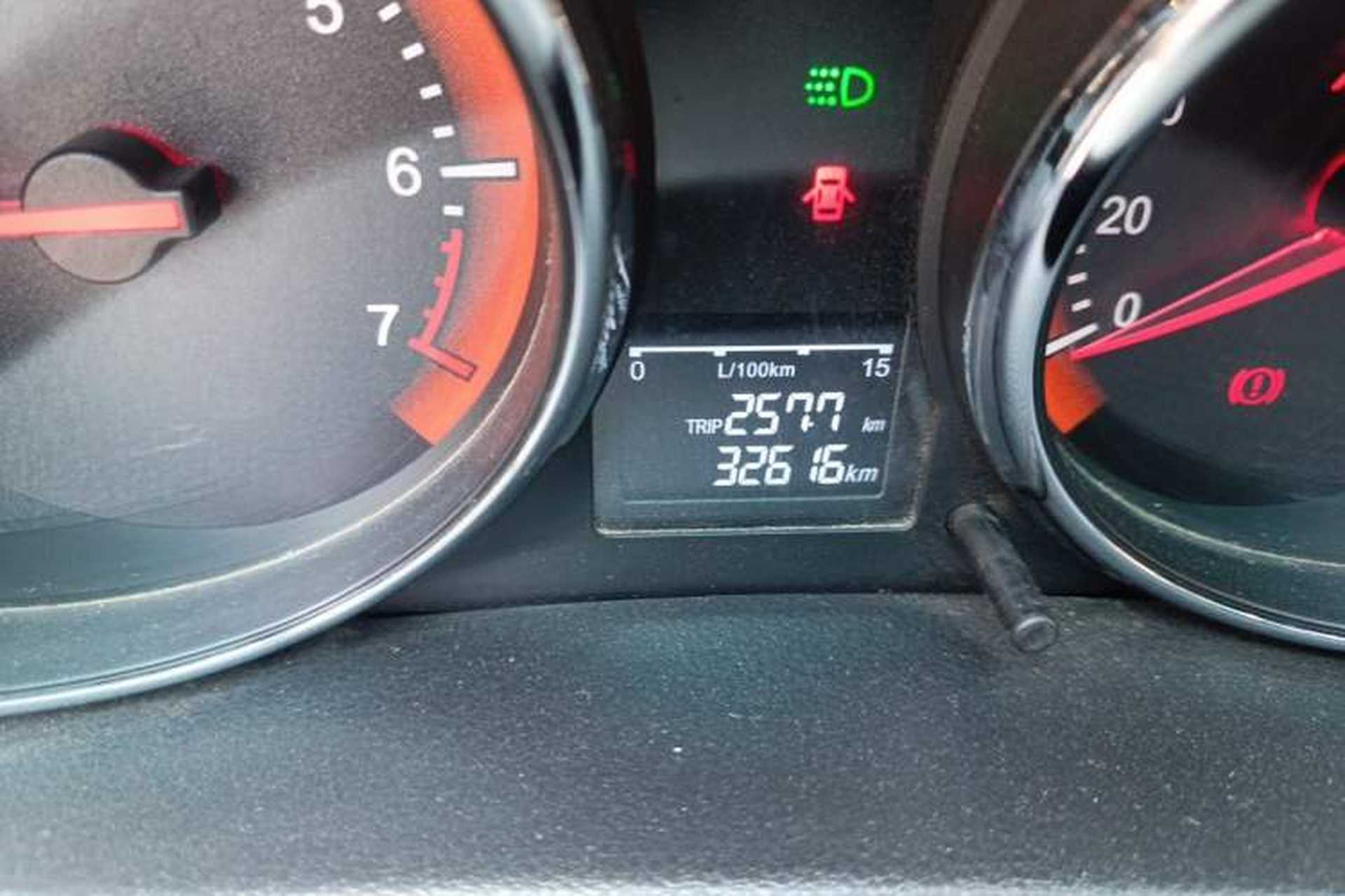 Used Cowin C3R 2015 1.5L Manual Gold Diamond Edition Odometer Close Up