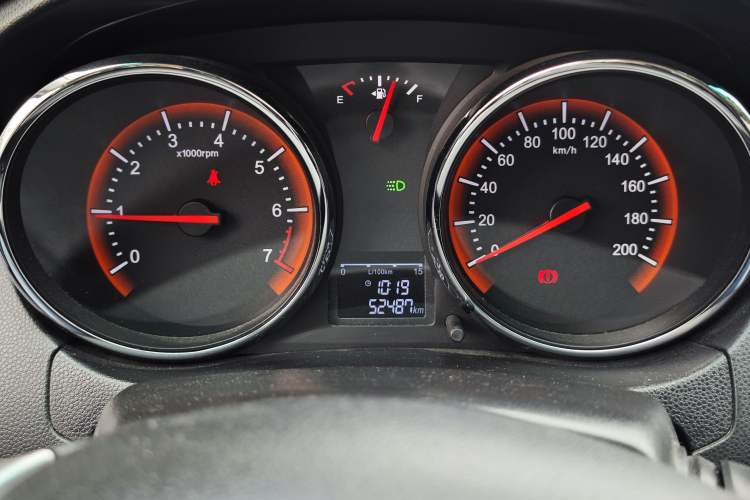 Used Cowin C3R 2015 1.5L Manual Gold Diamond Edition Odometer Close Up