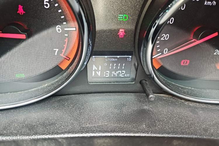 Used Cowin C3R 2015 1.5L AMT Gold Diamond Edition Odometer Close Up