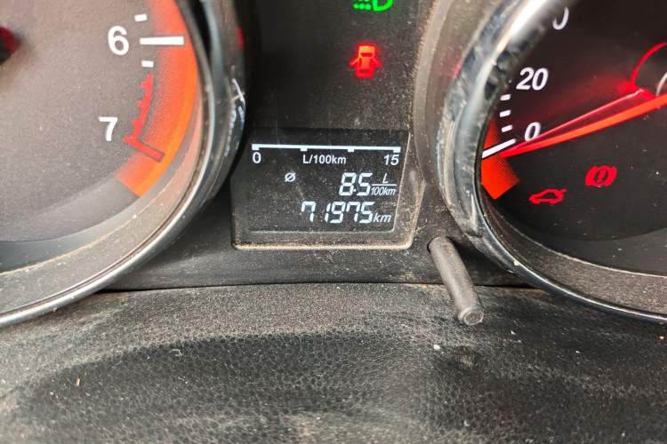 Used Cowin C3R 2015 1.5L Manual Gold Diamond Edition Odometer Close Up