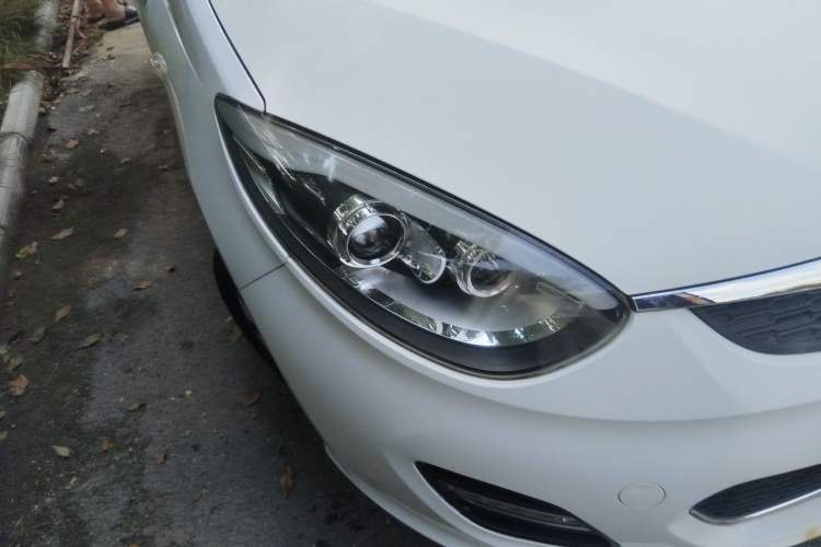 Used Cowin C3R 2015 1.5L Manual Gold Diamond Edition Right Front Headlight