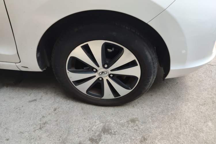 Used Cowin C3R 2015 1.5L Manual Gold Diamond Edition Right Front Wheel Hub