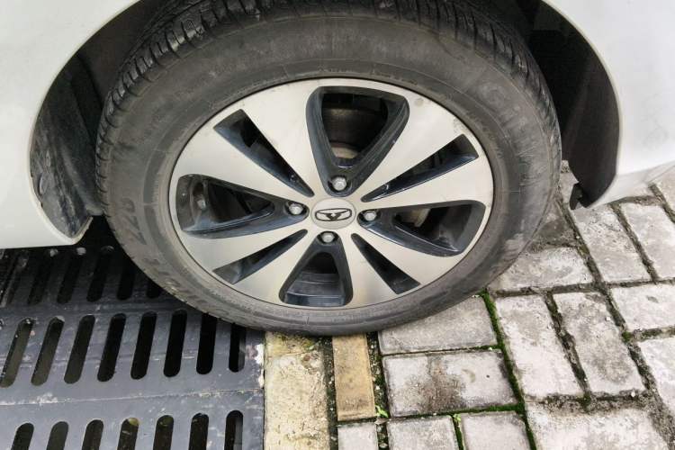 Used Cowin C3R 2015 1.5L AMT Gold Diamond Edition Right Front Wheel Hub