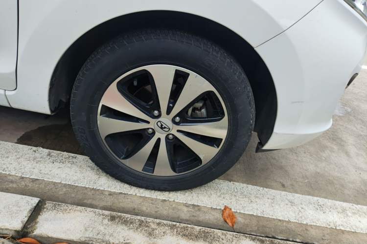 Used Cowin C3R 2015 1.5L Manual Gold Diamond Edition Right Front Wheel Hub