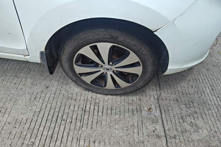 Used Cowin C3R 2015 1.5L AMT Gold Diamond Edition Right Front Wheel Hub