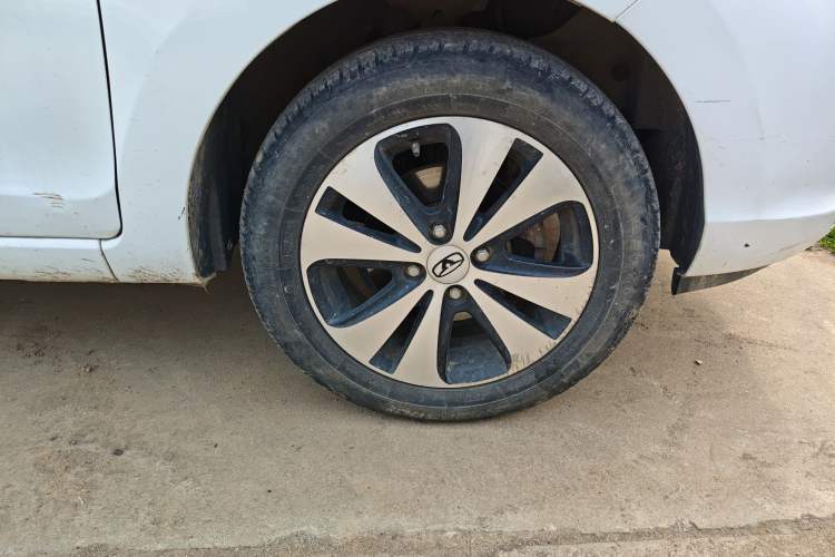 Used Cowin C3R 2015 1.5L Manual Gold Diamond Edition Right Front Wheel Hub