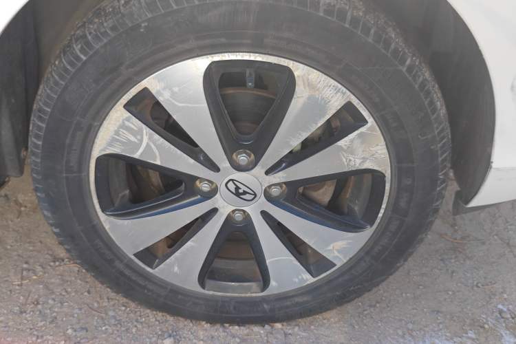 Used Cowin C3R 2015 1.5L AMT Gold Diamond Edition Right Front Wheel Hub