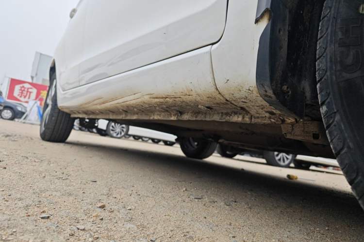 Used Cowin C3R 2015 1.5L AMT Gold Diamond Edition Right Side Sill