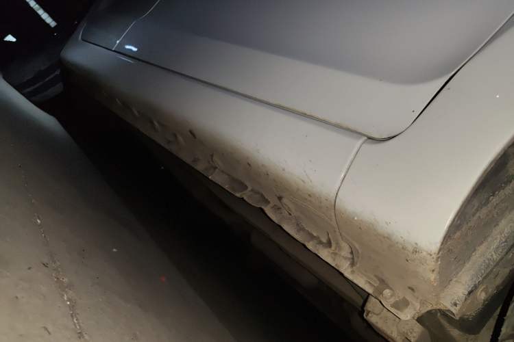 Used Cowin C3R 2015 1.5L AMT Gold Diamond Edition Right Side Sill
