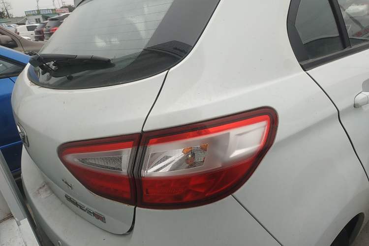 Used Cowin C3R 2015 1.5L Manual Gold Diamond Edition Trunk