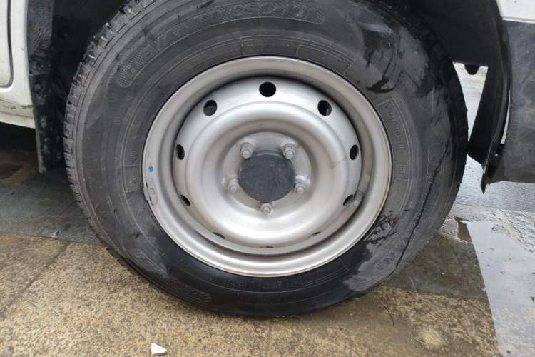 Used Cowin Kaiyi Jiangtun E5 2025 Model Economy Edition—36.8kWh 6-seater Right Front Wheel Hub