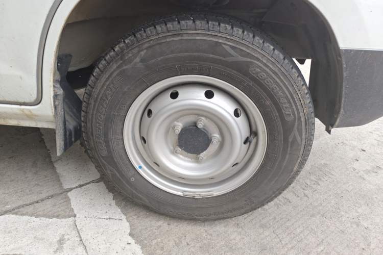 Used Cowin Kaiyi Jiangtun E5 2025 Model Economy Edition—36.8kWh 6-seater Right Front Wheel Hub
