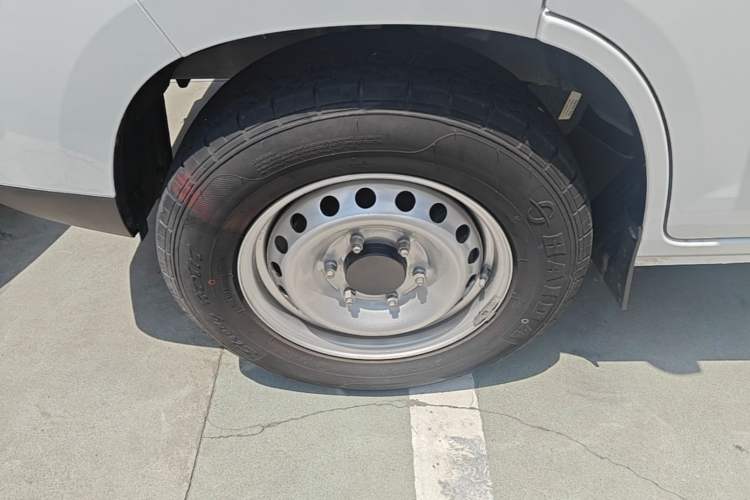 Used Cowin Kaiyi Jiangtun E7 2025 Model—Economy Version, 50.38 kWh, 6-seater Left Front Wheel Hub