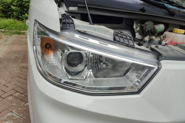 Used Cowin Kaiyi Jiangtun E7 2025 Model—Economy Version, 50.38 kWh, 7-seater Right Front Headlight