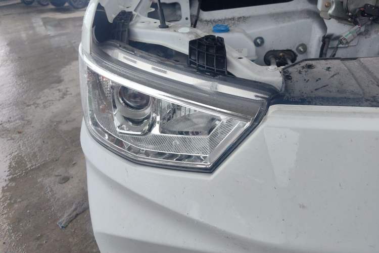 Used Cowin Kaiyi Jiangtun E7 2025 Model—Economy Version, 50.38 kWh, 6-seater Right Front Headlight