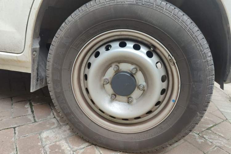 Used Cowin Kaiyi Jiangtun E7 2025 Model—Economy Version, 50.38 kWh, 7-seater Right Front Wheel Hub