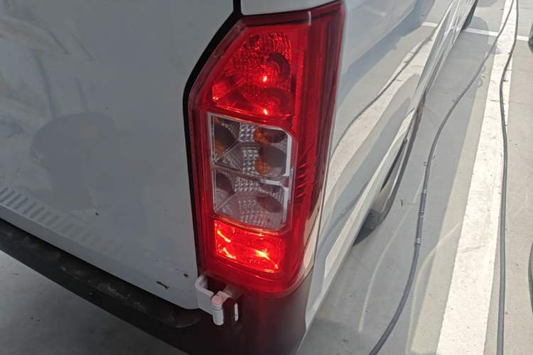 Used Cowin Kaiyi Jiangtun E7 2025 Model—Economy Version, 50.38 kWh, 6-seater Right Rear Taillight