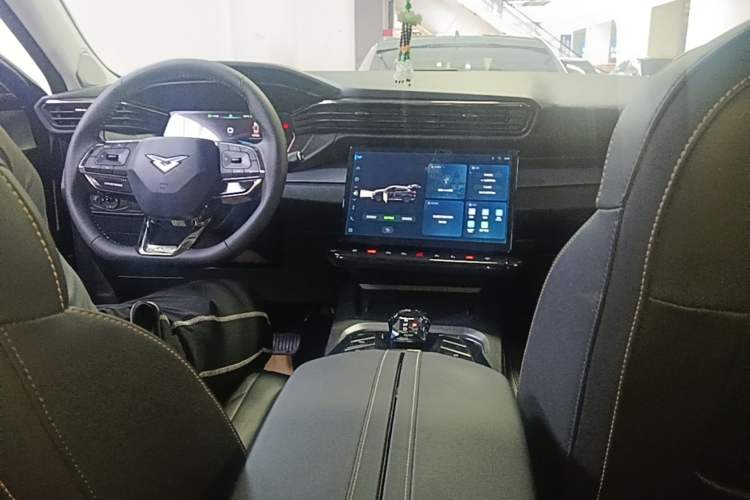 Used Cowin Kunlun 2024 1.6T Plateau Edition 5 Seats Center Console