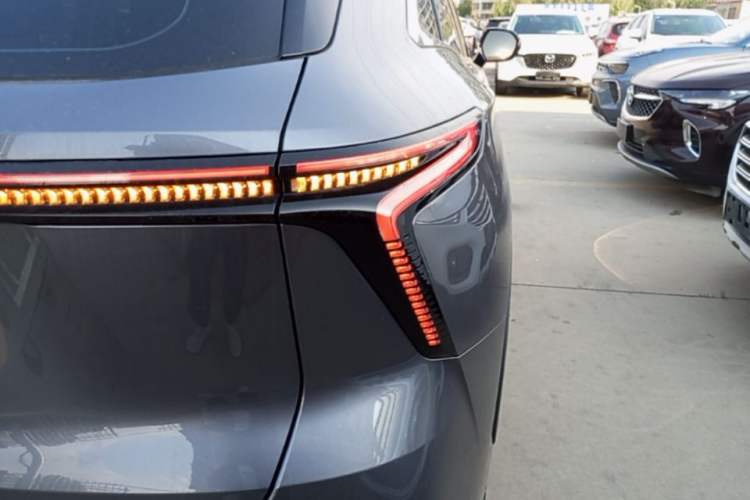 Used Cowin Kunlun 2026 Model 1.5T Plateau Edition (5-seater) Right Rear Taillight