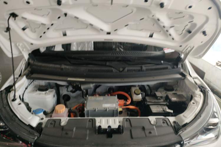 Used Cowin October 2025 Mate 300km Surfing Edition Engine Bay