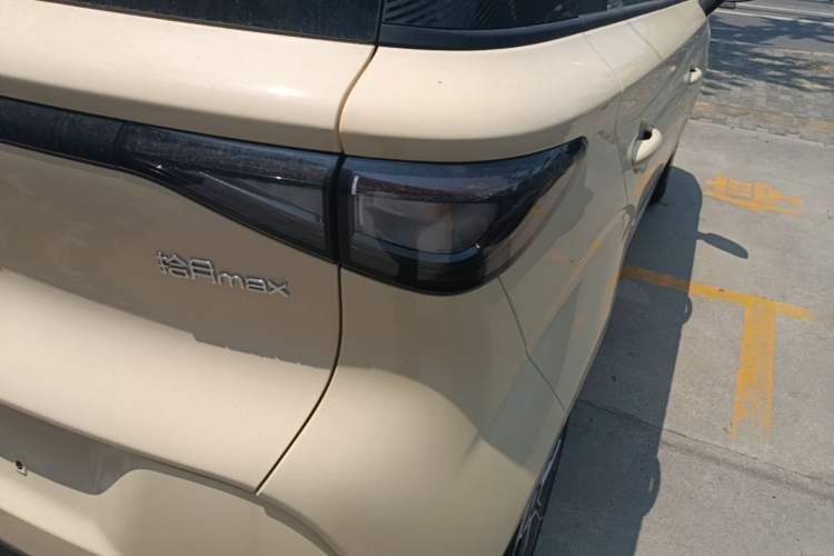 Used Cowin October 2026 Model Mate 300km Ningde Wave-Stepping Edition Right Rear Taillight