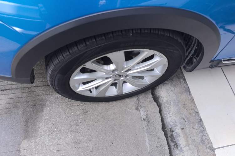 Used Cowin V3 2016 1.5L Automatic SmartConnect II Navigation Edition Left Front Wheel Hub