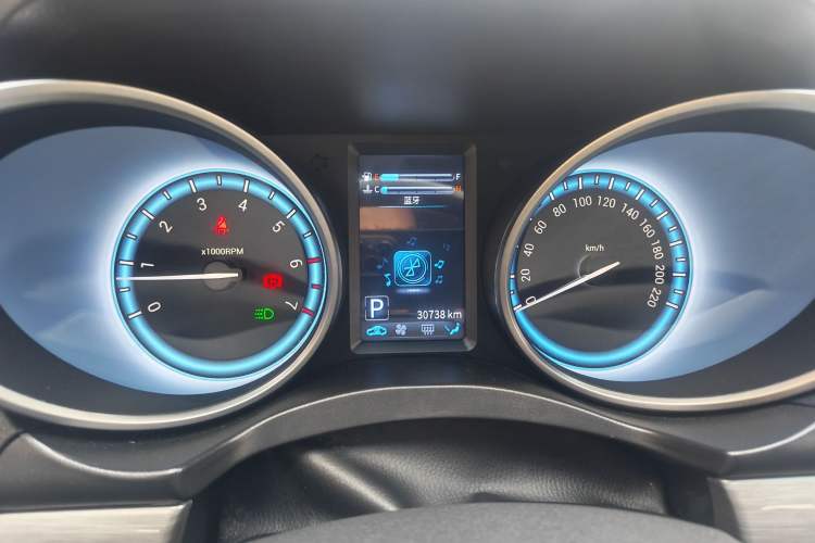 Used Cowin V3 2016 1.5L Automatic SmartConnect II Navigation Edition Odometer Close Up
