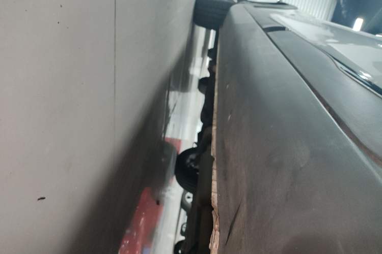 Used Cowin V3 2016 1.5L Automatic SmartLink III Left Side Sill